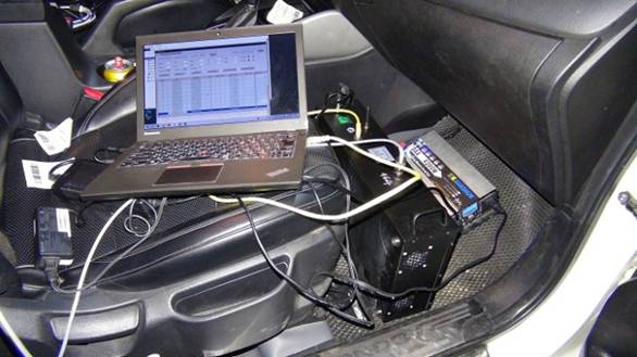 Máy tính và thiết bị giả trạm BTS hoạt động trên xe ôtô. Ảnh: Công an Quảng Nam
